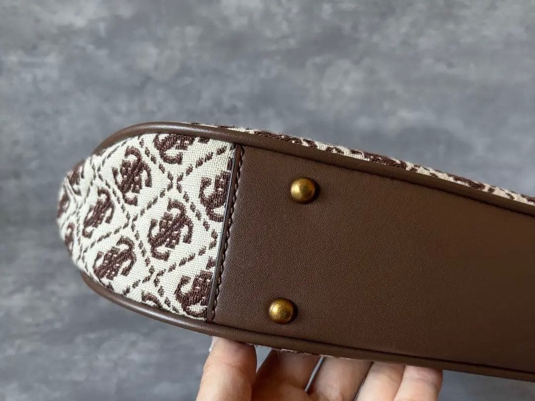 【極美品】GUESS ゲス　ショルダーバッグ ロゴ柄 ブラウン ワンショルダー