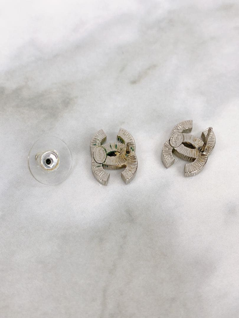 ＋【訳あり】シャネル ピアス 両耳　ストーン付き　CCロゴ　シルバー