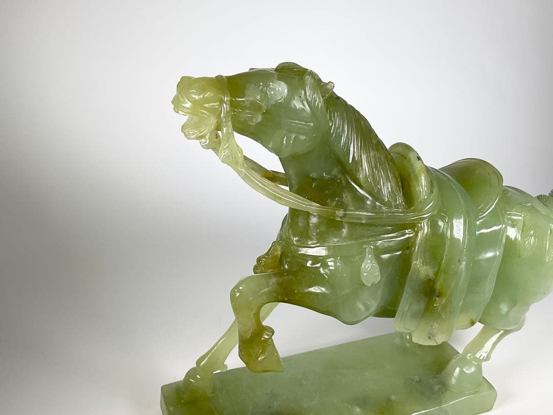 中国美術　砡製　玉石　翡翠　馬　彫刻　台座付　置物　幅約28cm