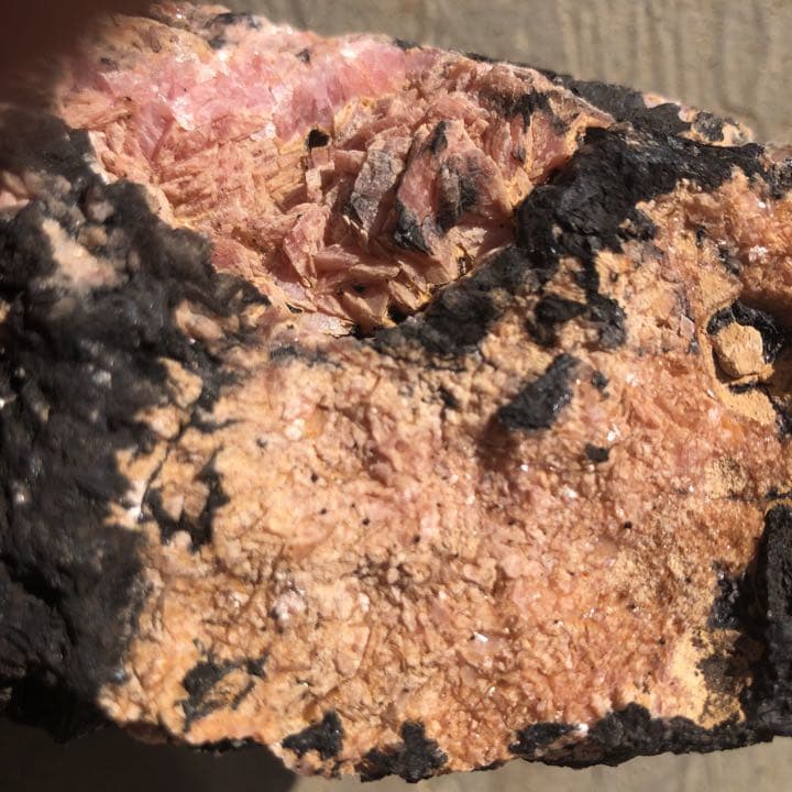 値下げしました、国産鉱物　菱マンガン鉱　原石です