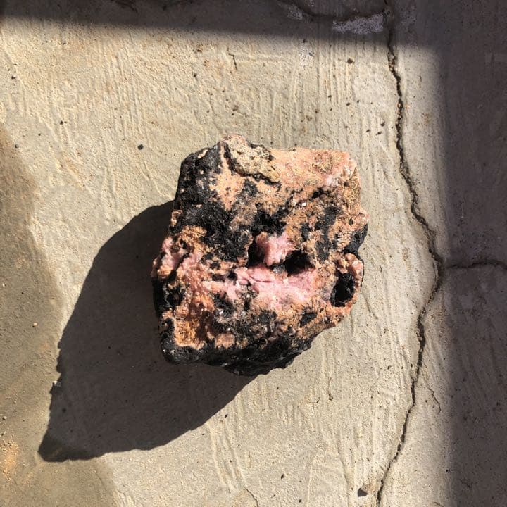 値下げしました、国産鉱物　菱マンガン鉱　原石です