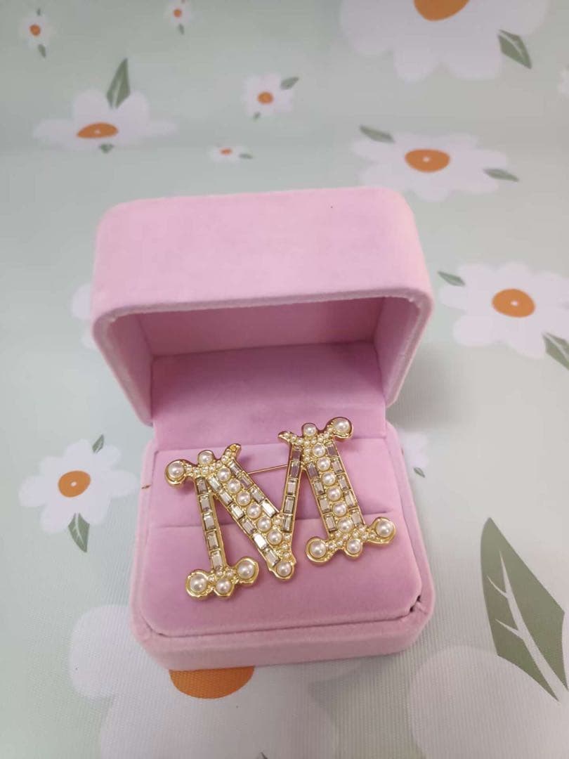 マックスマーラ　クリスタル モノグラムMロゴブローチ パール付き　ゴールド超美品