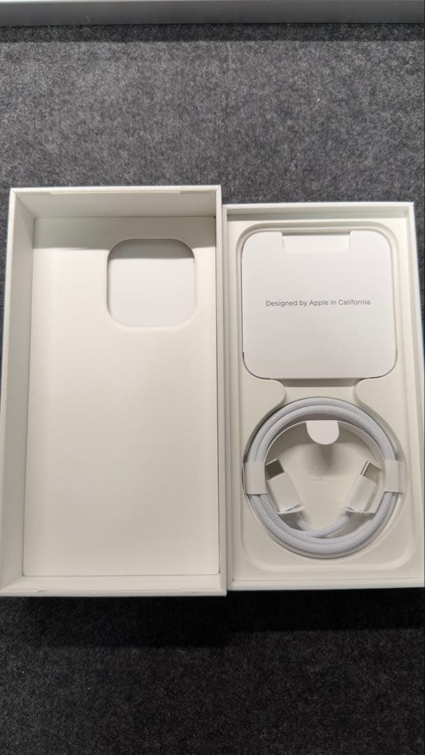 Apple iPhone 15 Pro 256GB ブラックチタニウム 本体