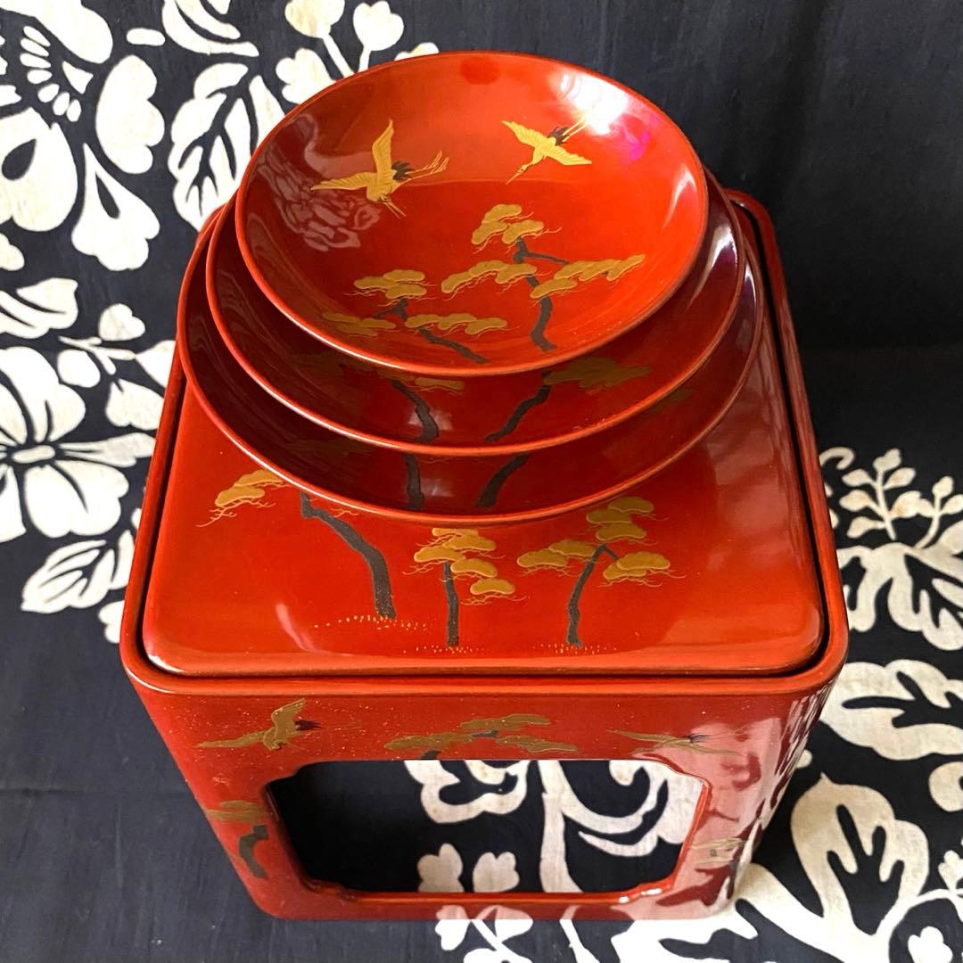 時代物　屠蘇器・重箱セット　木製漆器　朱塗り金蒔絵　鶴に松　縁起柄　長寿　木箱入