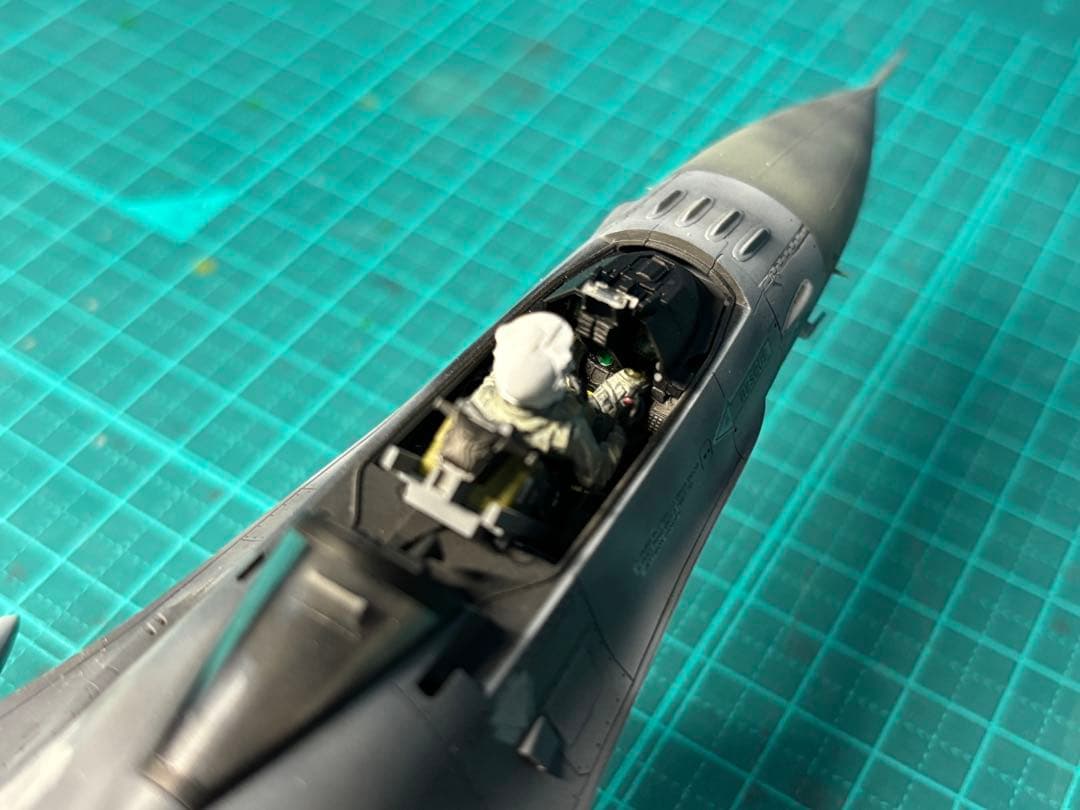 戦闘機　プラモデル完成品　タミヤ　1/48 F-16CJ