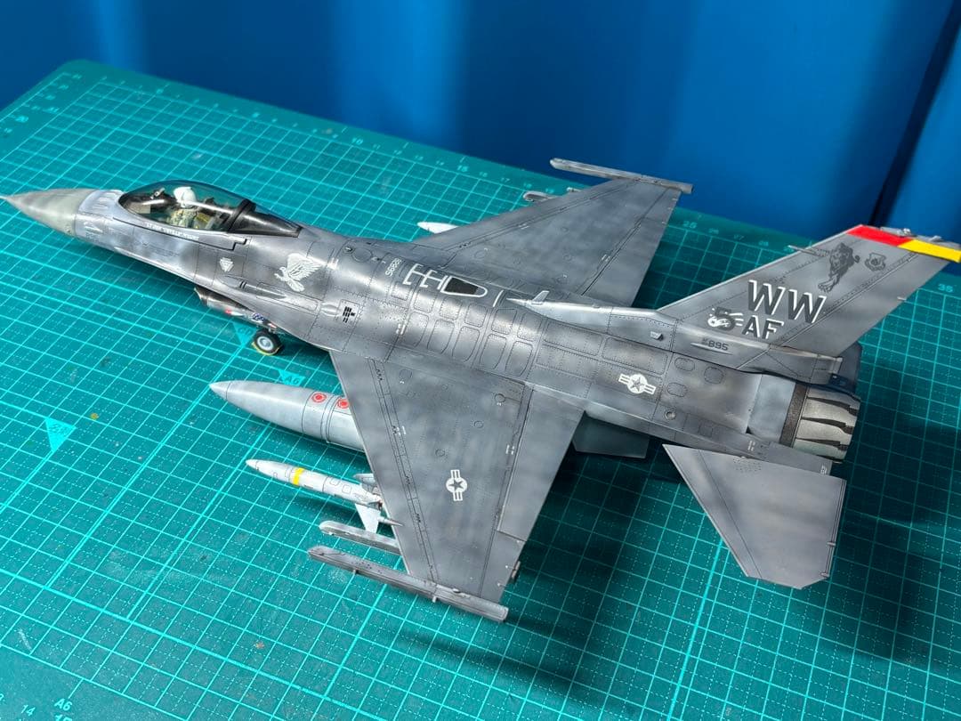 戦闘機　プラモデル完成品　タミヤ　1/48 F-16CJ