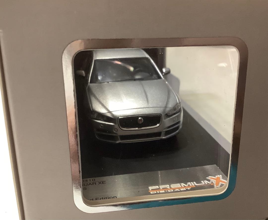ジャガーXE 1/43 ミニカー モデルカー シルバー