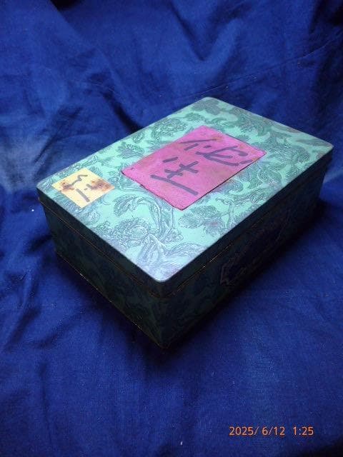 奇才　里見勝蔵の代表作の一つ「石の顔」2体です。油彩によるもので真作です