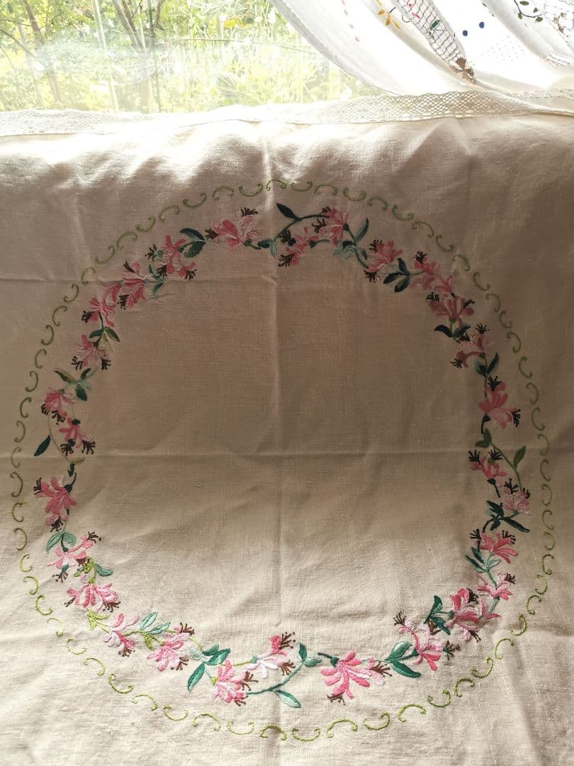 アンティークイギリスニードルワーク 紅花常磐万作 色糸刺繍 リネンクロシェクロス