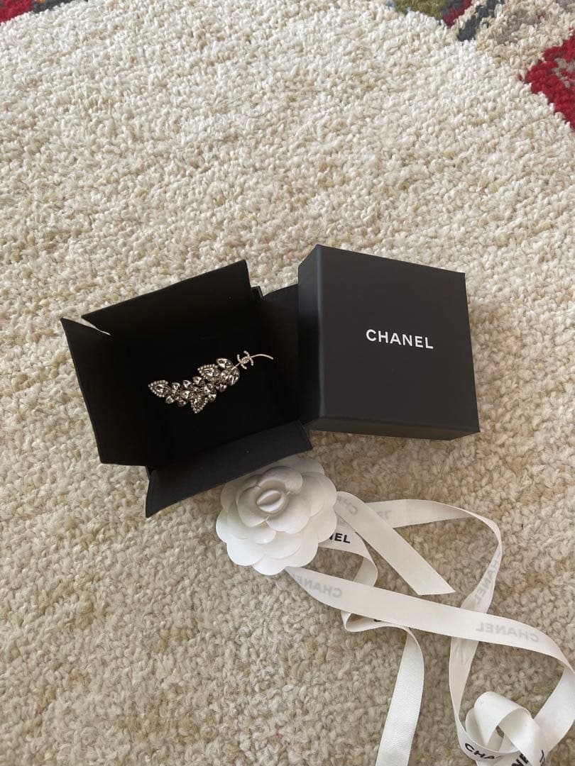 レア品　シャネルCHANEL レディース F23Sブローチ箱あり