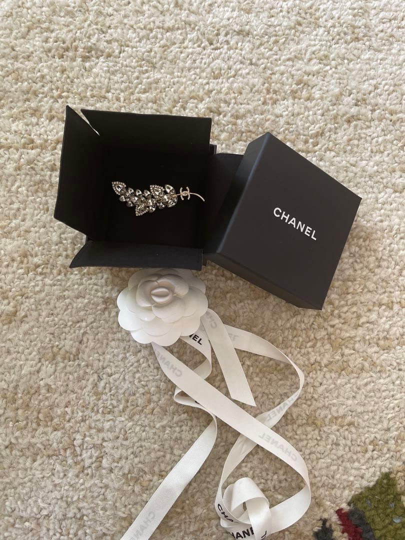 レア品　シャネルCHANEL レディース F23Sブローチ箱あり