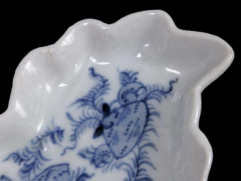 古伊万里　染付　貝に水草の図　桐紋変形豆皿　手塩皿　D964AS-BWr