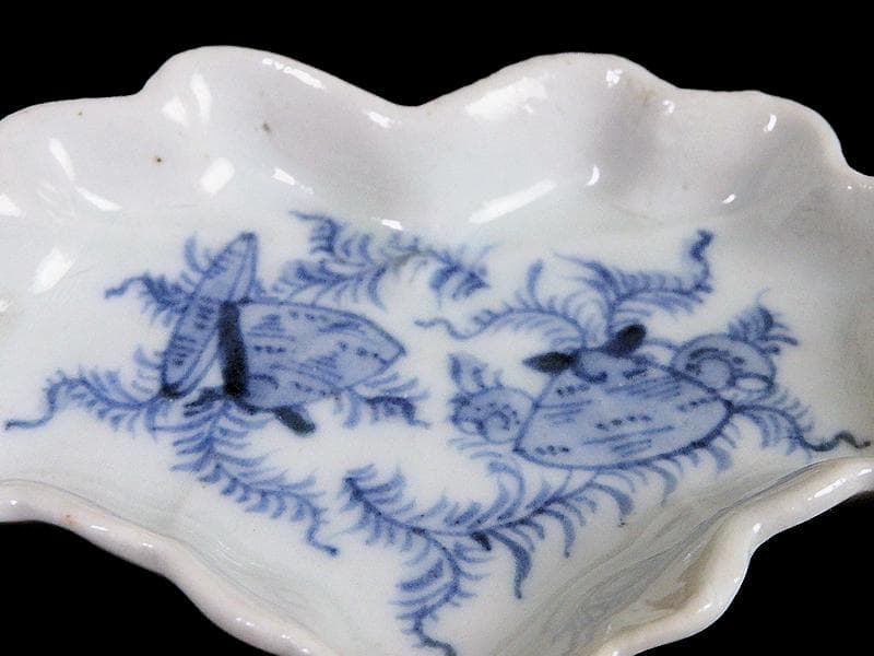 古伊万里　染付　貝に水草の図　桐紋変形豆皿　手塩皿　D964AS-BWr