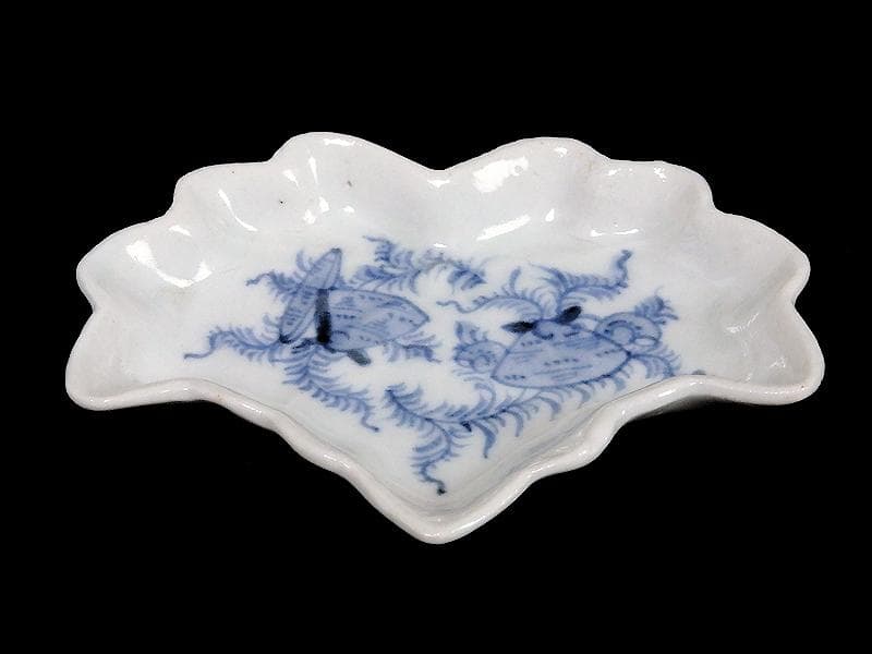 古伊万里　染付　貝に水草の図　桐紋変形豆皿　手塩皿　D964AS-BWr