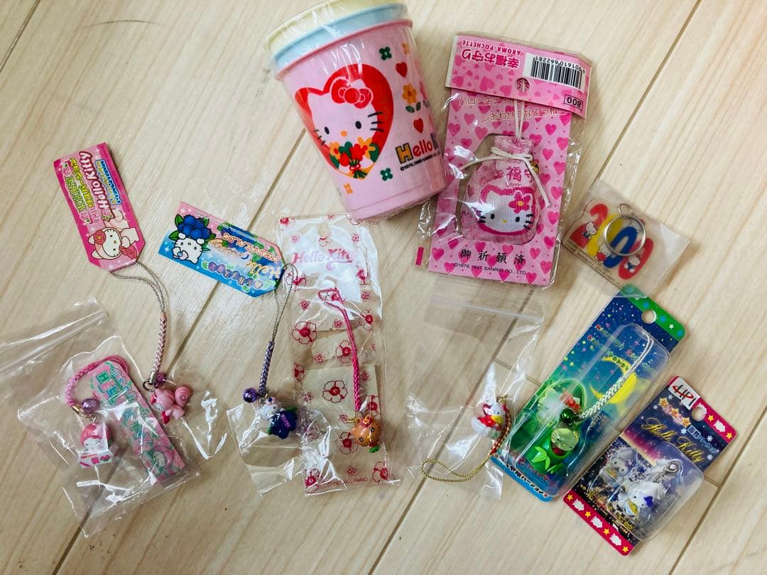 楽一番01様　キティ　ご当地　根付け60個　レトロ　キーホルダー　アルバム