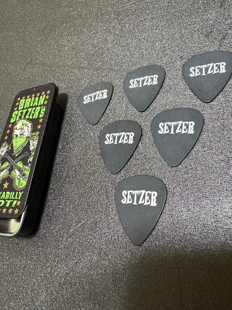 【新品】ブライアン・セッツァー TシャツMとギターピック6枚入り缶　1