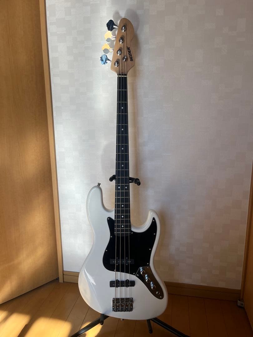 SELDER ベースギター ホワイト