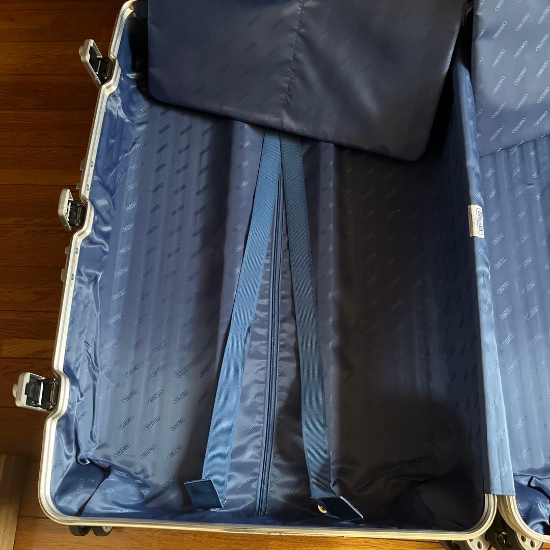 リモワ　82リットル？　4輪