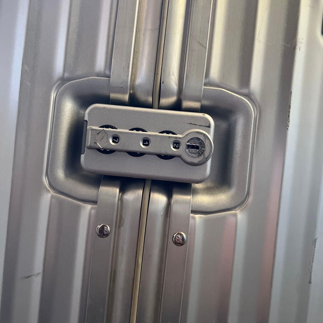 リモワ　82リットル？　4輪