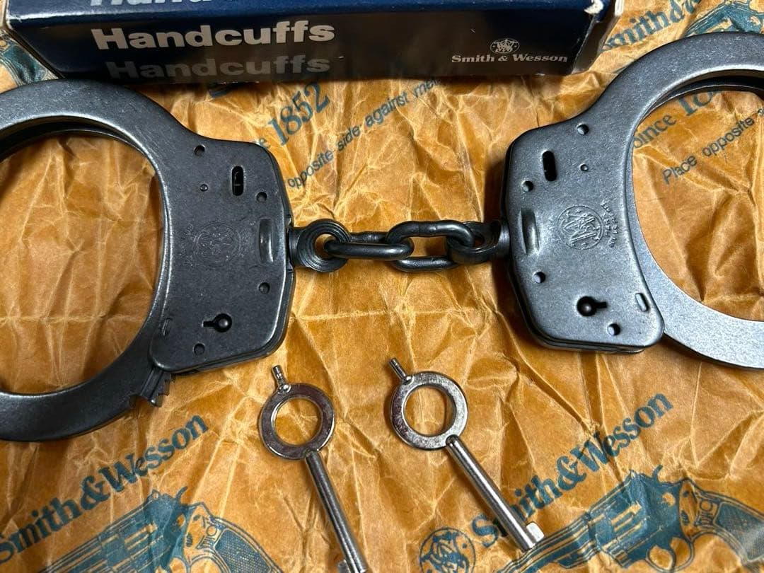 スミス&ウェッソン　ブラック手錠　アメリカ製。鍵二つあり　金属製