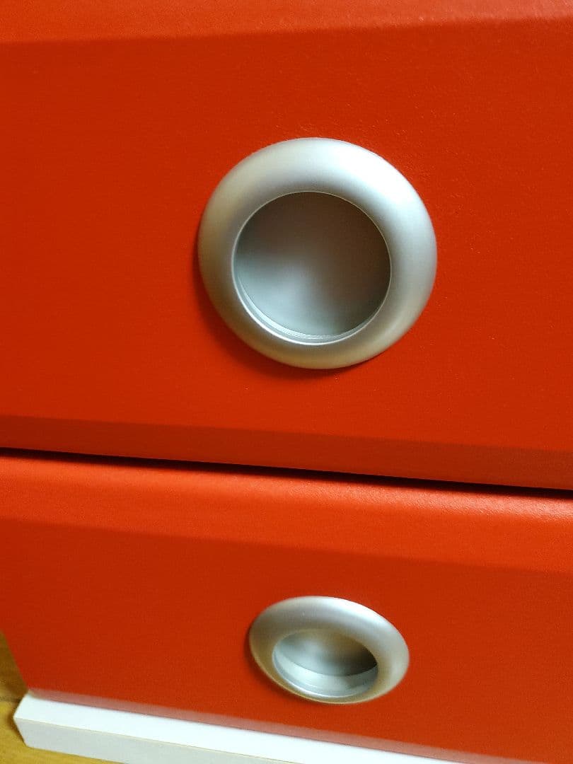 レッドとホワイトのテレビ台.レトロ