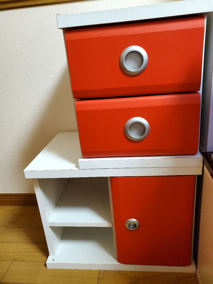 レッドとホワイトのテレビ台.レトロ