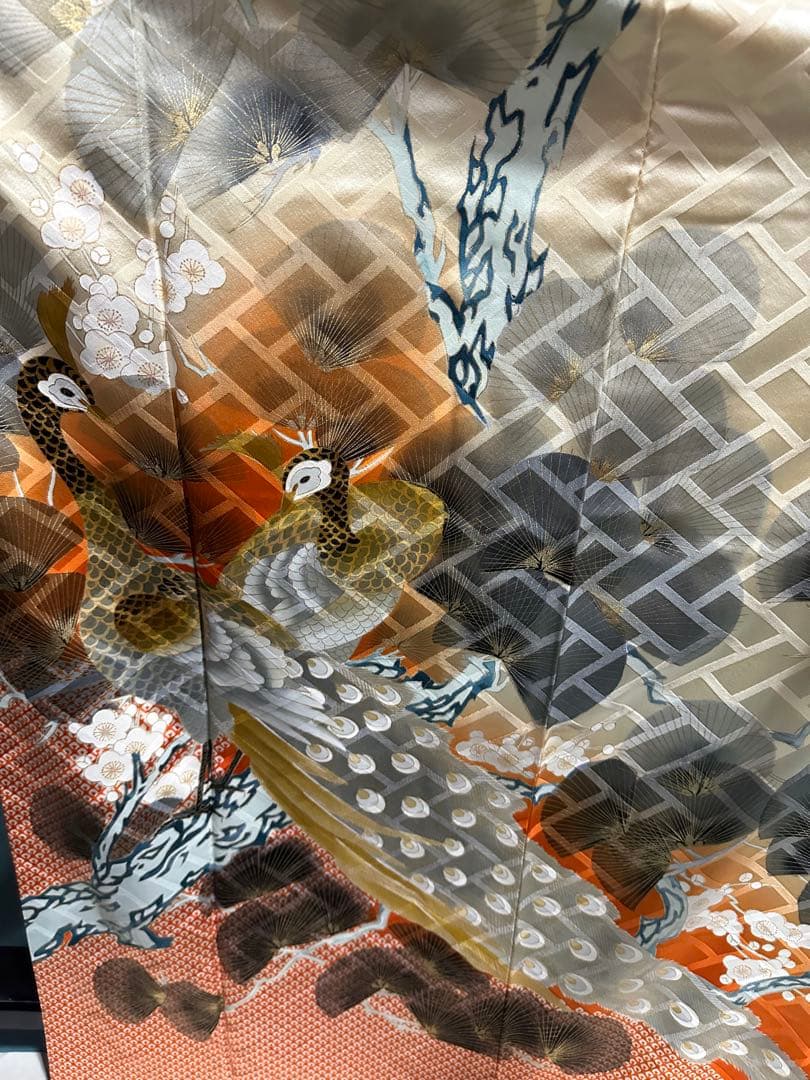 振袖 ベージュ系　松に孔雀　着用可ですが裏地にシミあり インテリア、リメイク材料