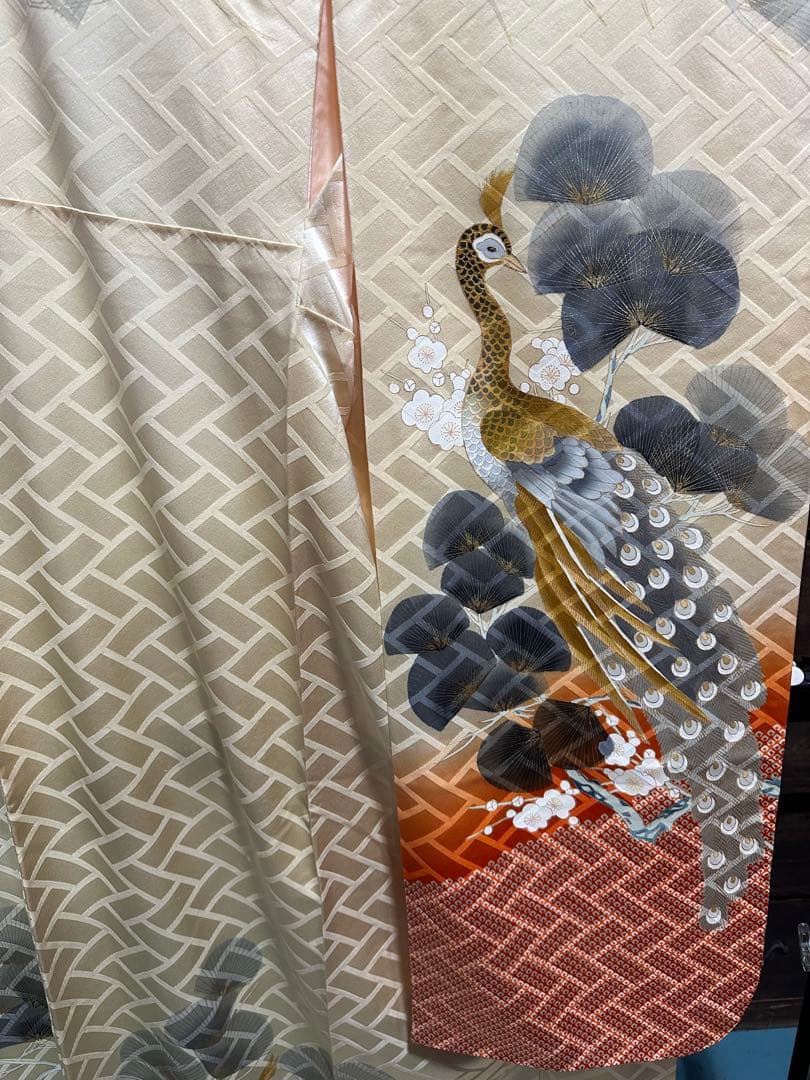 振袖 ベージュ系　松に孔雀　着用可ですが裏地にシミあり インテリア、リメイク材料