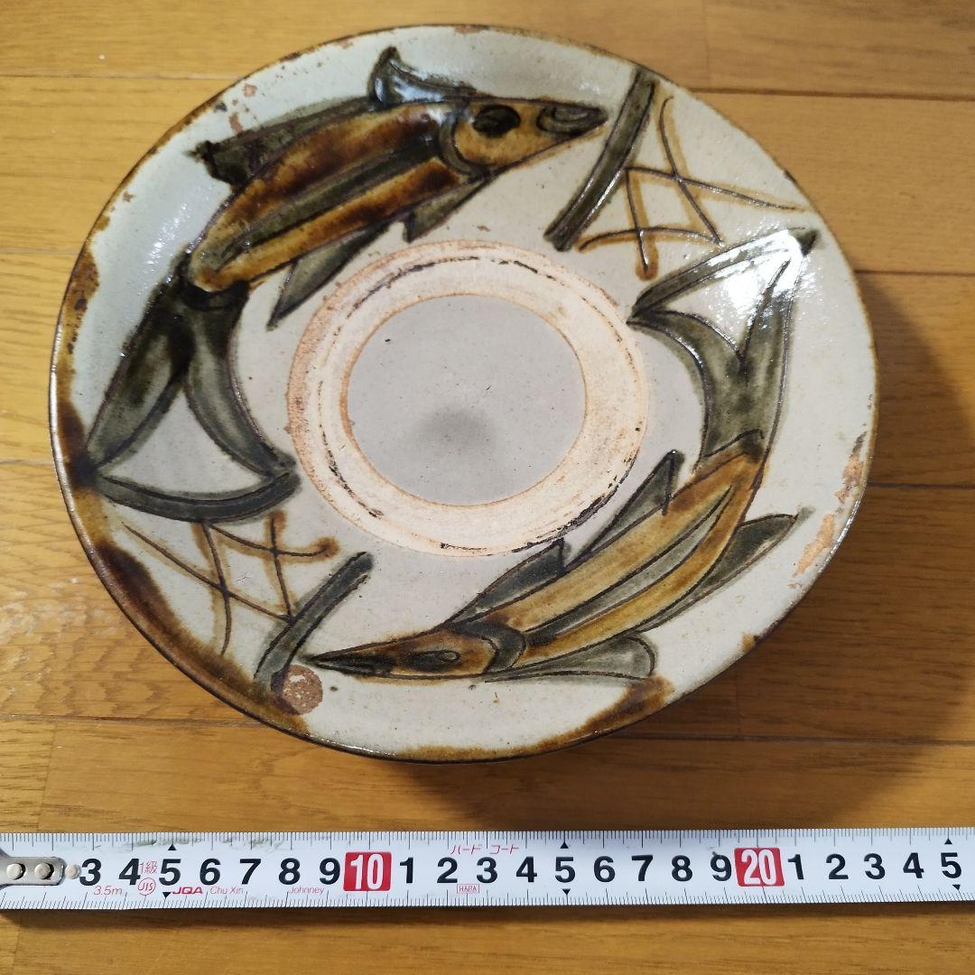 沖縄の人間国宝　伝・金城次郎　双魚文の大きめ飾り皿 　無銘の壺屋時代作品