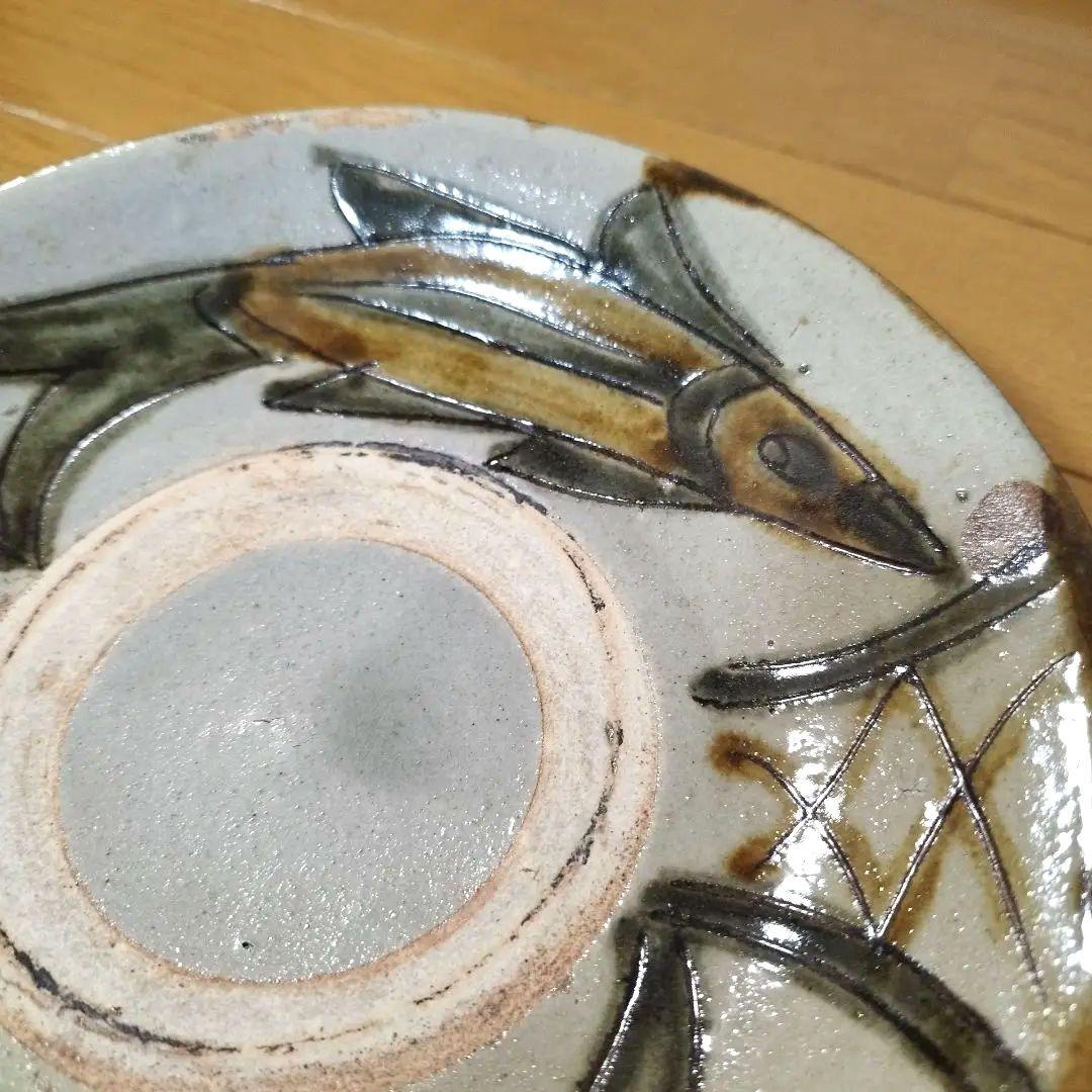 沖縄の人間国宝　伝・金城次郎　双魚文の大きめ飾り皿 　無銘の壺屋時代作品