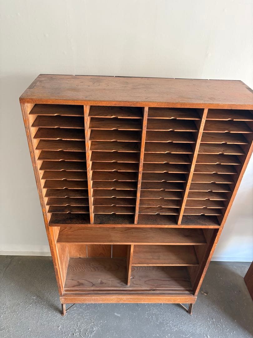 〈 アンティークラック 〉　郵便局棚　郵便局　仕分け棚 　飾り棚　送料込