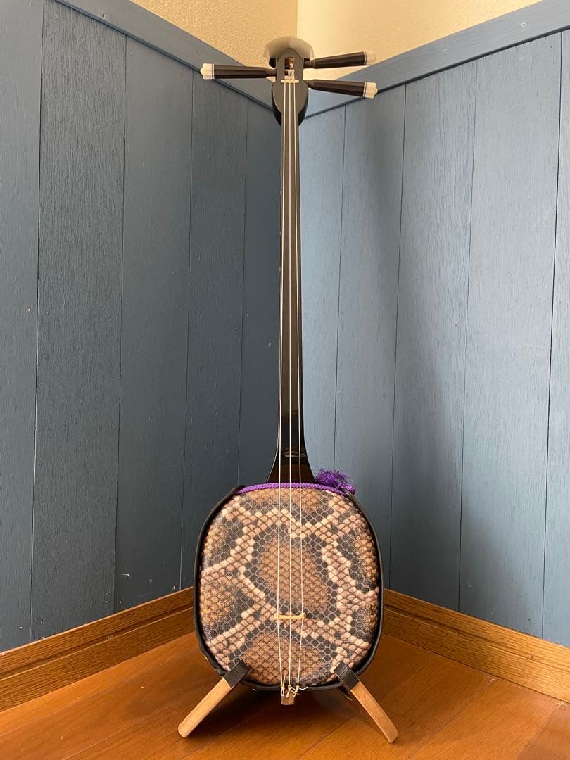 三線本体 人工皮　ケース付き　消音コマ　予備弦あり