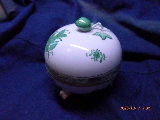 全て手彩色のヘレンドのアポニーグリーンの豪華な脚付き菓子器です。フィニアルは苺
