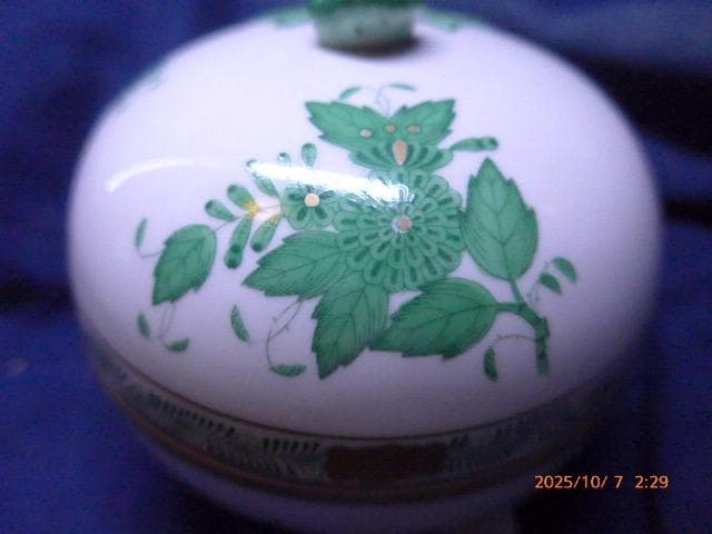 全て手彩色のヘレンドのアポニーグリーンの豪華な脚付き菓子器です。フィニアルは苺