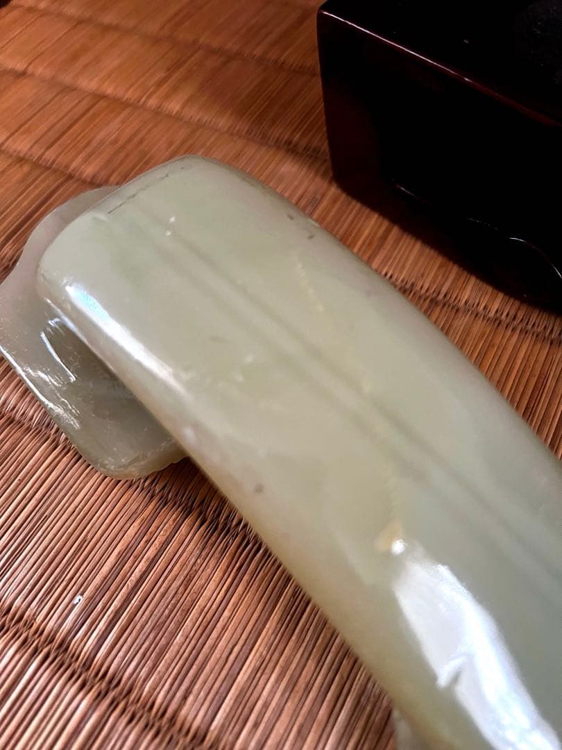 古翡翠 緑砡石 龍蝙蝠刻 如意 台座付き