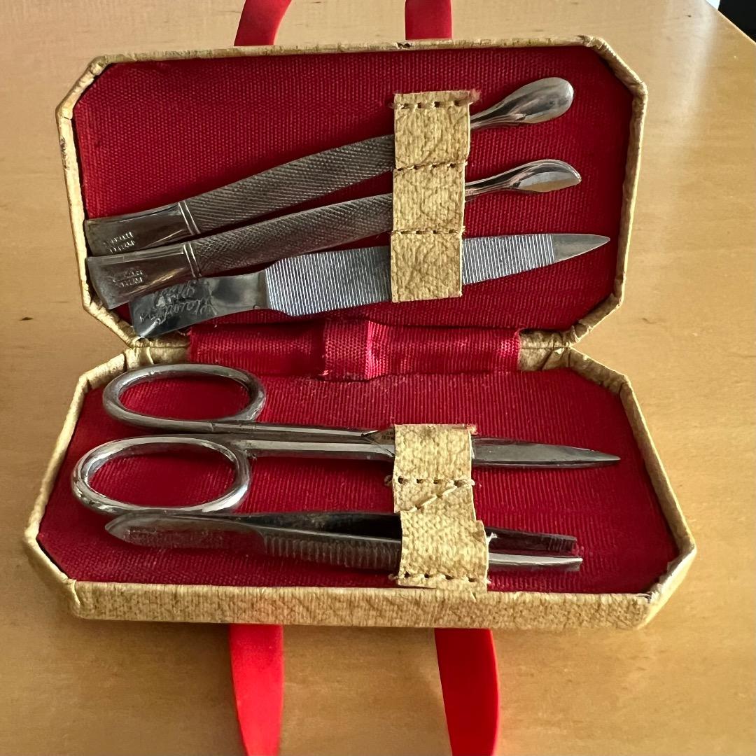 イギリス　ヴィンテージ　スーツケース型ミニネイルセット