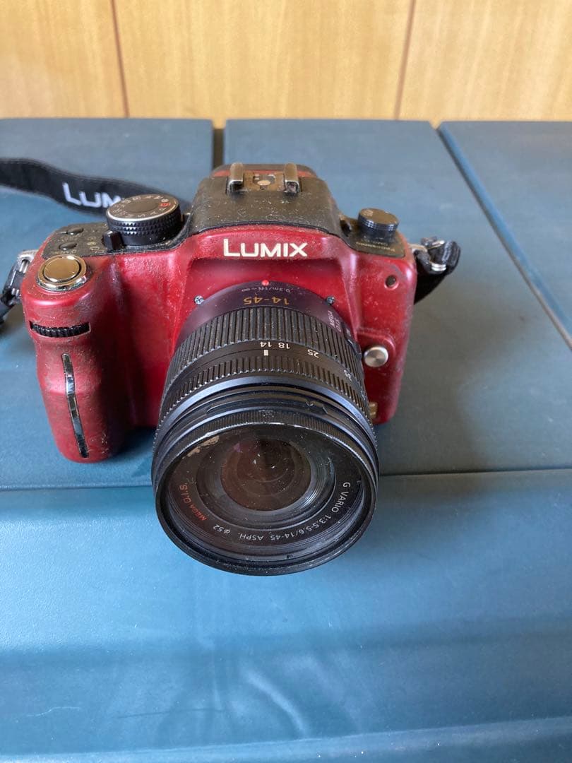 17000→15000円に　LUMIX レッドカメラ 　カメラバッグ付き（中古）