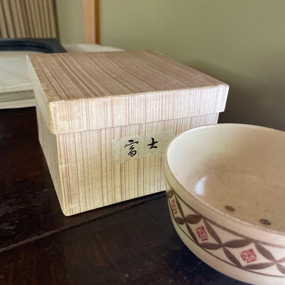 茶碗 金色と赤色の幾何学模様