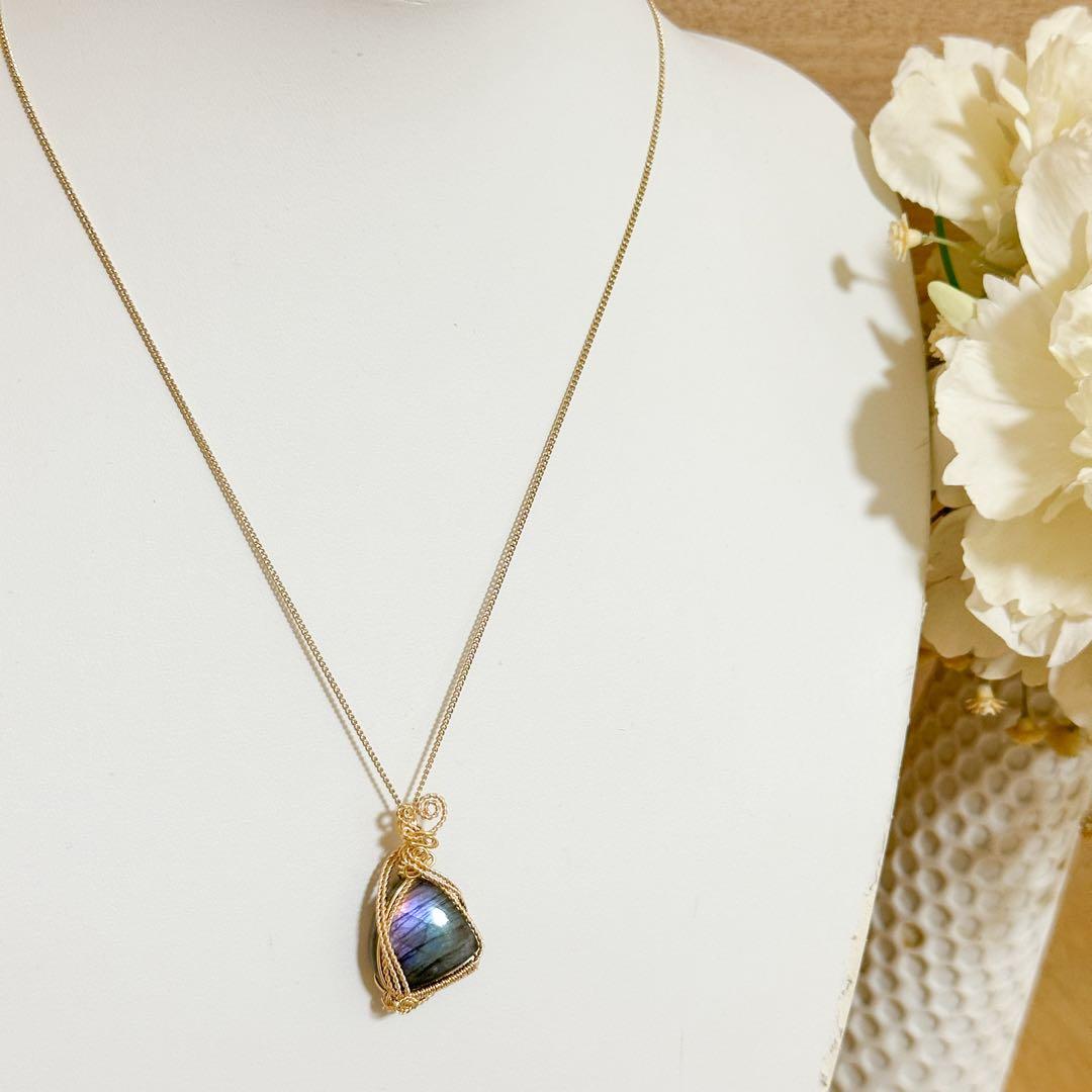 神秘のレインボー✴︎マルチカラーラブラドライトのワイヤージュエリー