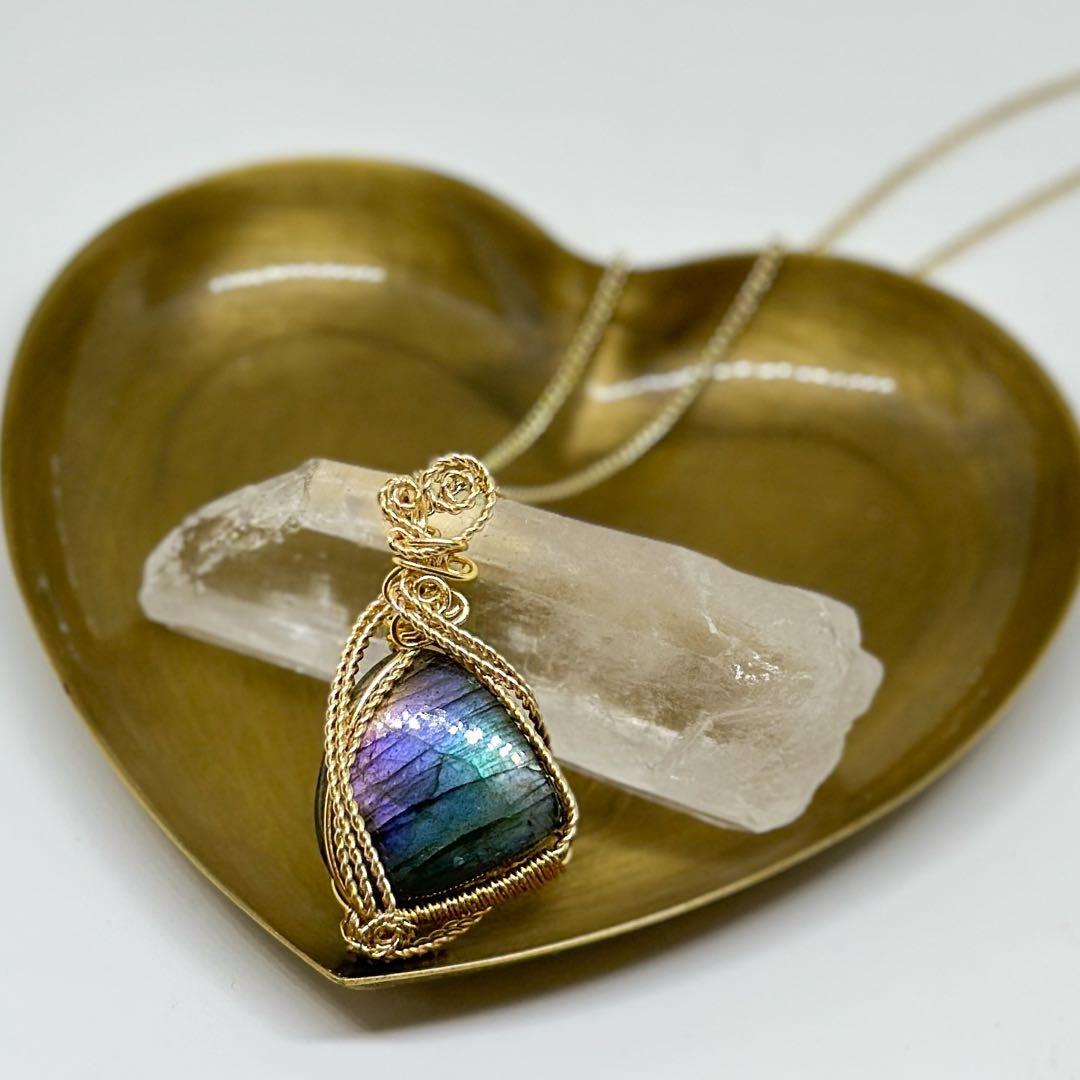 神秘のレインボー✴︎マルチカラーラブラドライトのワイヤージュエリー