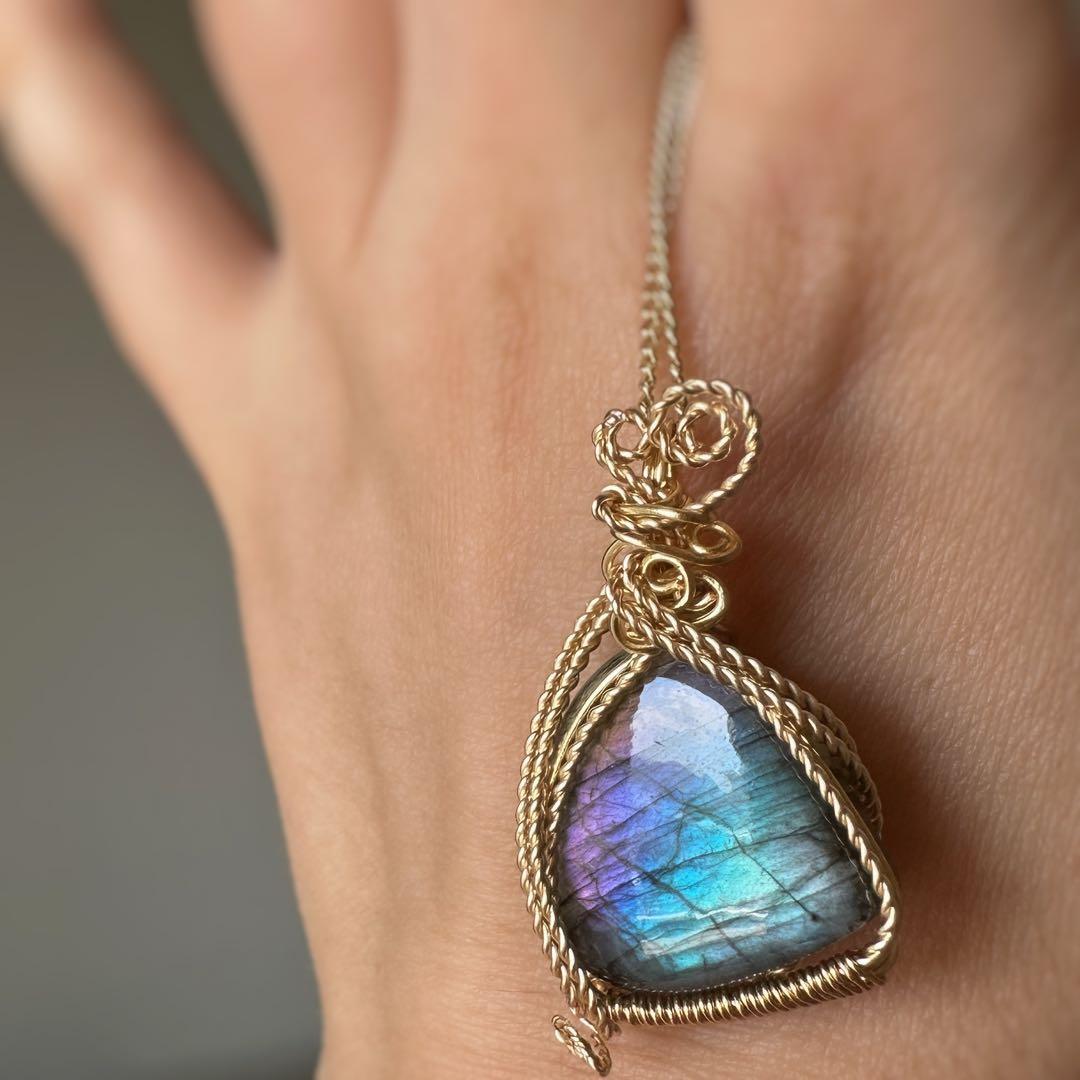 神秘のレインボー✴︎マルチカラーラブラドライトのワイヤージュエリー