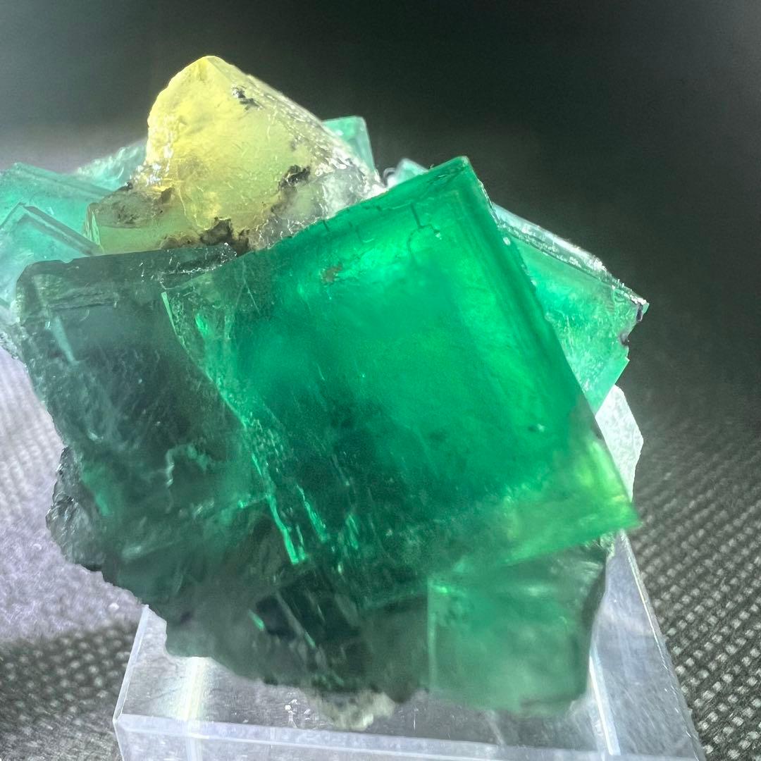 ヤオガンシャン産　カルサイト共生「孔雀緑」「ピーコックグリーン」フローライト