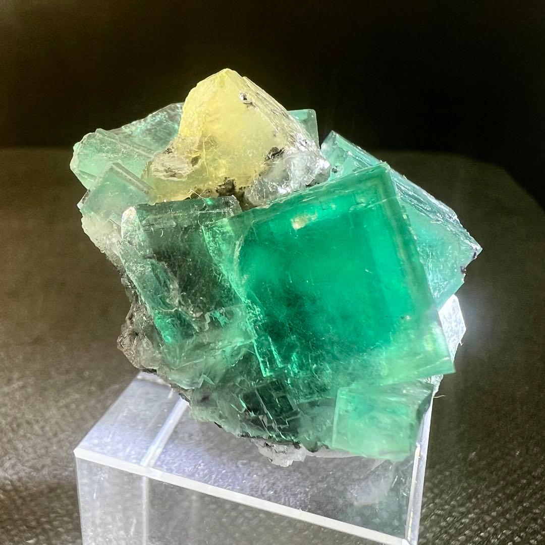 ヤオガンシャン産　カルサイト共生「孔雀緑」「ピーコックグリーン」フローライト