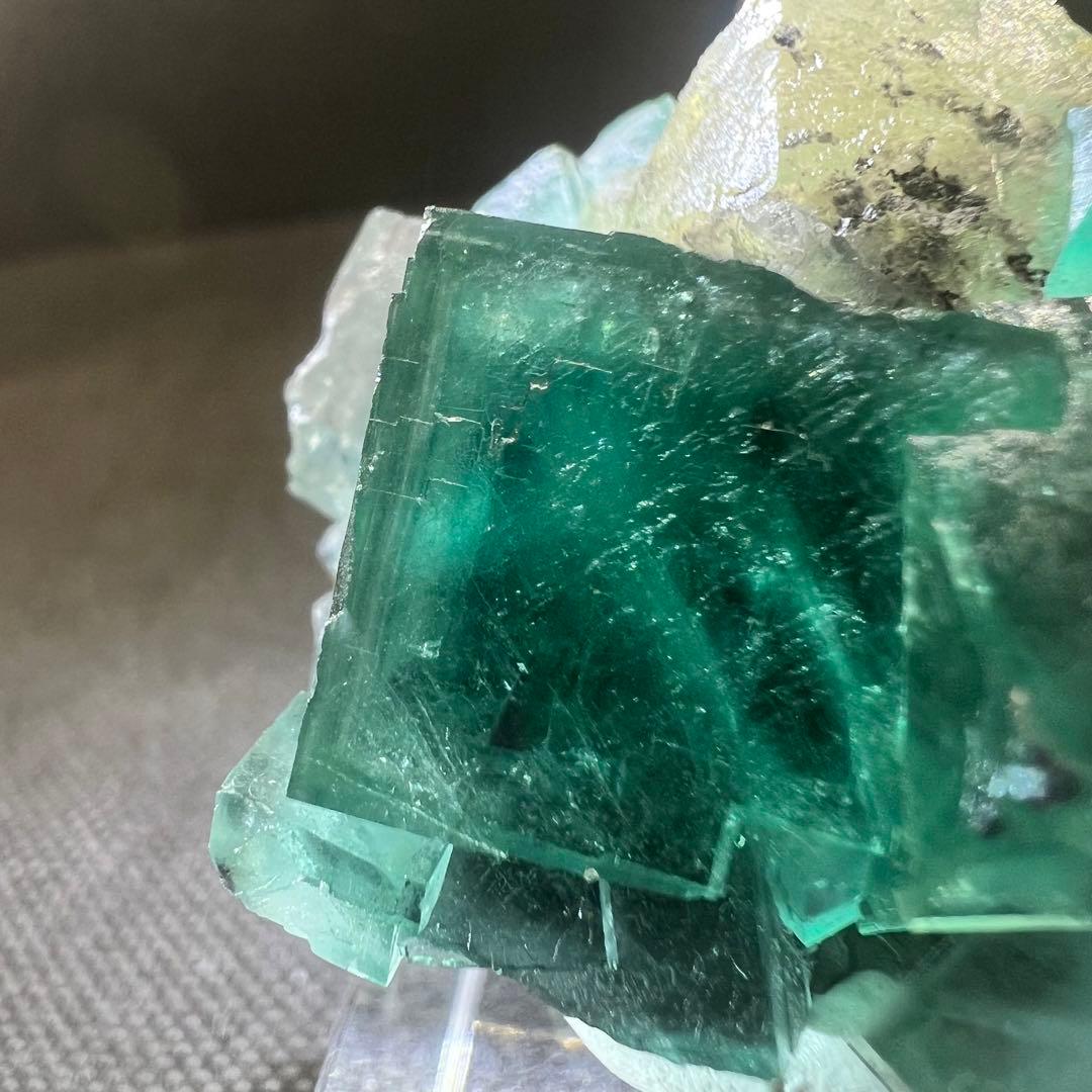 ヤオガンシャン産　カルサイト共生「孔雀緑」「ピーコックグリーン」フローライト