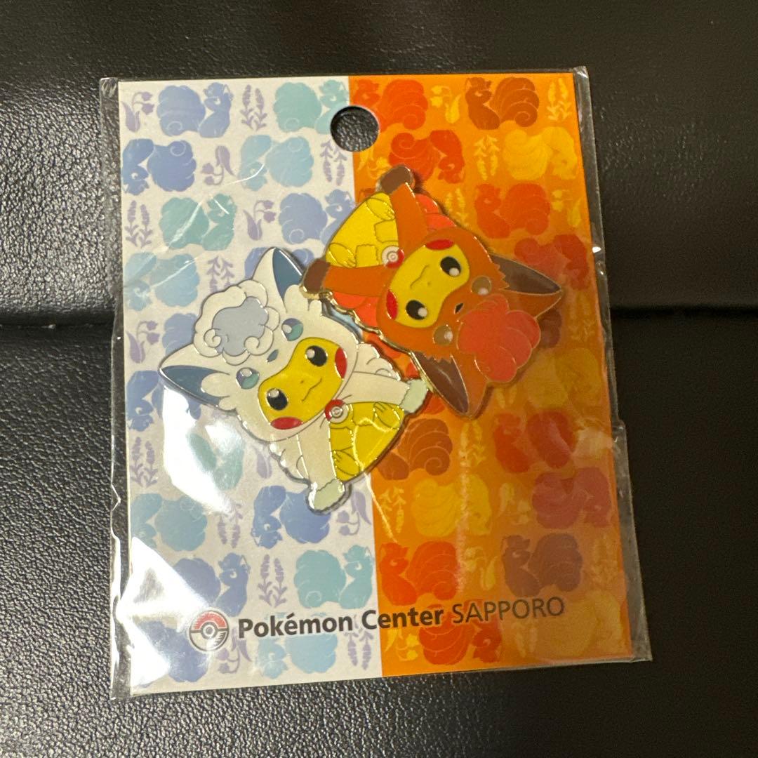アローラロコン＆ロコンポンチョのピカチュウ　ピンズセット ポケモンセンター限定