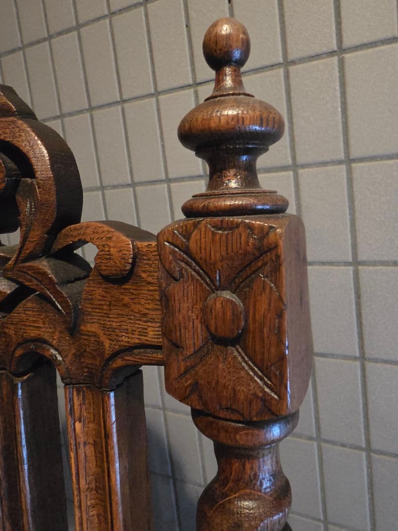 希少　アンティーク　ツイストレッグチェア　アンティーク 木製 　彫刻入り椅子