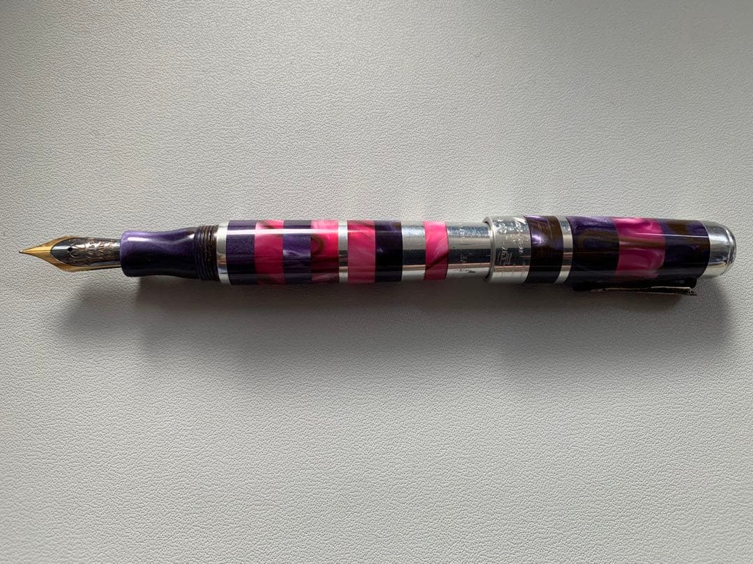 万年筆 紫とピンクのストライプデザイン