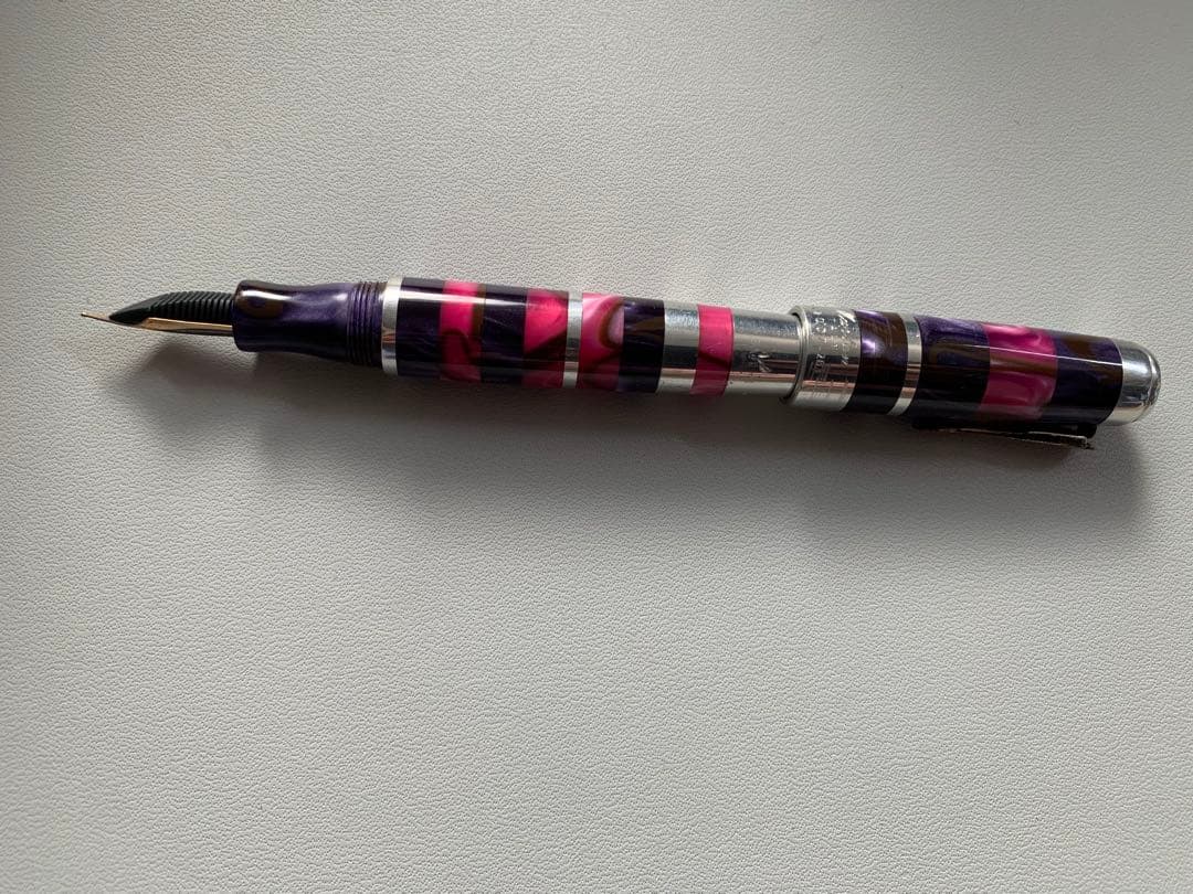 万年筆 紫とピンクのストライプデザイン