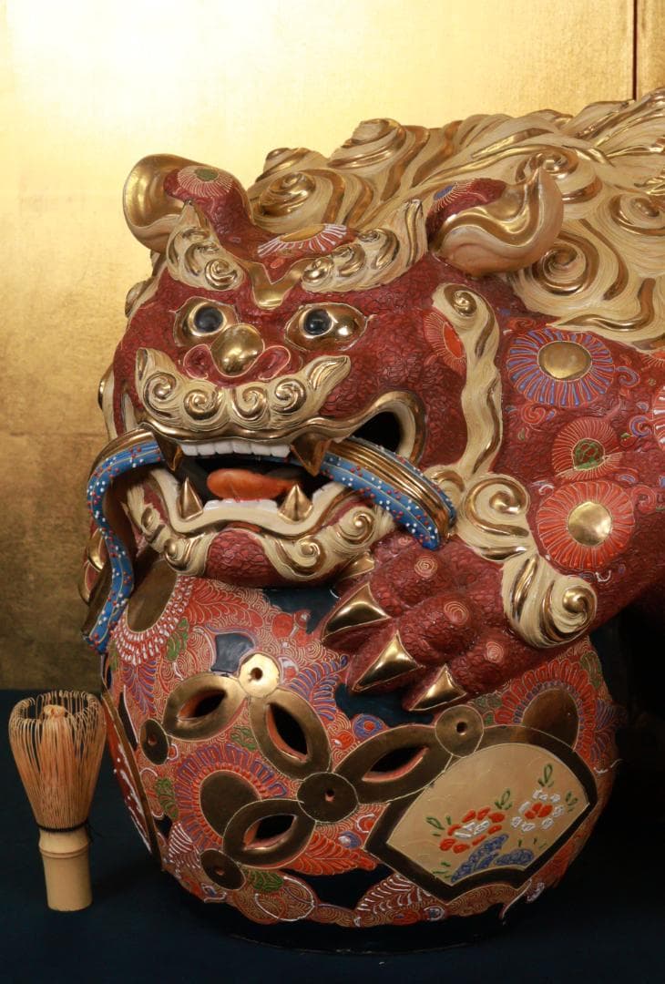 九谷焼　色絵金彩　玉乗り獅子　置物　床飾　高さ45㎝　巾56㎝　大型 BE948