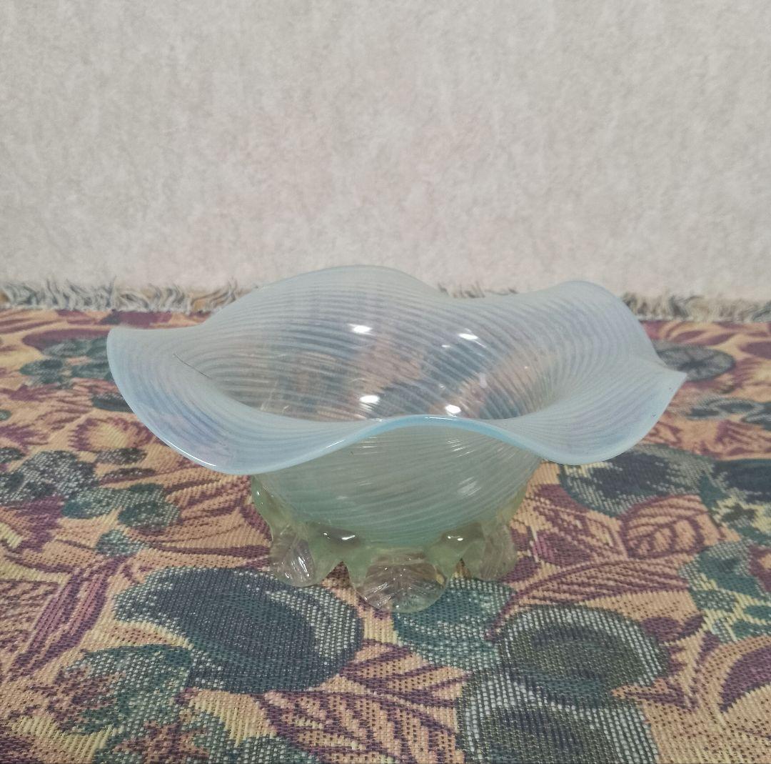 明治頃 乳白ぼかし 糸巻文 輪花和ガラス脚付鉢  氷コップ